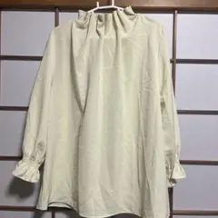 クリーム色フリル付き長袖シャツ