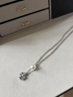 Tory Burch 新品未使用品✨箱、紙袋付　パール ロゴ ネックレス 2重のサムネイル