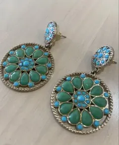 エメラルドグリーンピアス