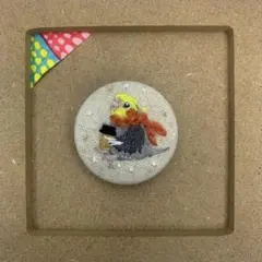 くるみボタン刺繍　オカメインコと温かい飲み物