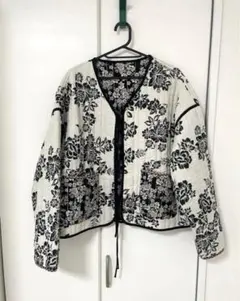 完売品　花柄ノーカラージャケット　ZARA 大きめの作り