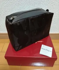 新品未使用Salvatore Ferragamoフェラガモポーチ、ブラウン、茶色
