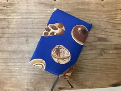 ハンドメイドブックカバー　文庫本サイズ　パン柄　ネイビー