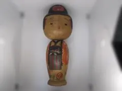 赤い花柄の木製こけし人形