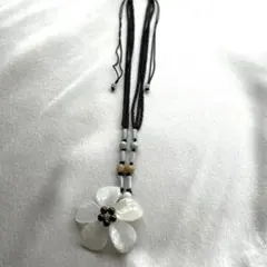 翡翠　白い花のモチーフ ネックレス