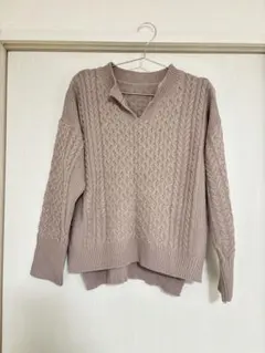 ベージュ ケーブル編み Vネック セーターとスカート セットアップ