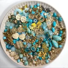 ☆たっぷり☆ターコイズブルー＆ゴールドラインビーズ☆チャーム☆ボリュームMIX