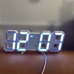 白いデジタル時計