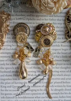 ヴィンテージ風ボタンカボション×ぷっくりドロップ形チャーム