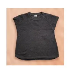 ニットベスト　濃いグレー　Ｌサイズ　身幅ゆったり　裾カーブ　丸み