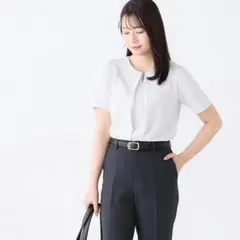 AOKI メタルプレート付きタックブラウス 半袖　ライトグレーのサムネイル