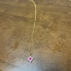 花の形状のピンクネックレス