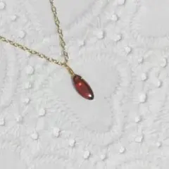 ガーネットマーキスのネックレス　超小粒　天然石　ゴールド　ペンダント　1月誕生石