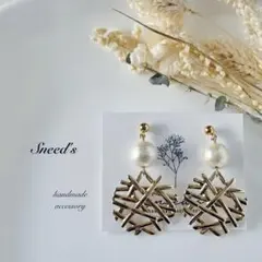 ▪ゴールド透かしチャーム×コットンパールピアス／イヤリング