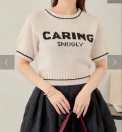 chico CARING SNUGLY ロゴ入り半袖ニット オフホワイトのサムネイル