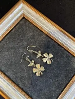 ハンドメイド 四葉のクローバー　小鳥　ピアス