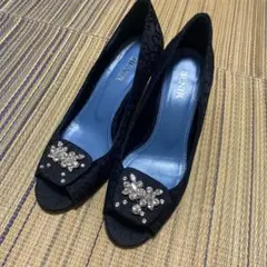 BENIR ビジュー付き刺繍オープントゥパンプス