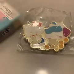ちいかわ×サンリオコラボ ピンズコレクション！　　ハチワレ&ハローキティ