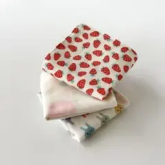 ハンドメイド ガーゼハンカチ いちご - メルカリ