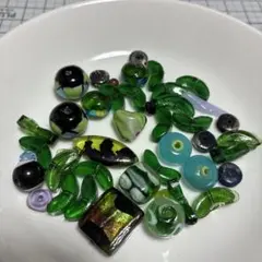 ガラスビーズセット 多様な形状と色合い