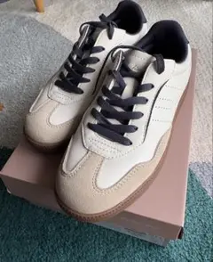 お値下げしました♪HAWKINS VICKY ホワイト 22.5cmのサムネイル