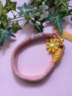 スマホ　ハンドストラップ 携帯　花チャーム付き かわいい イエロー　手首