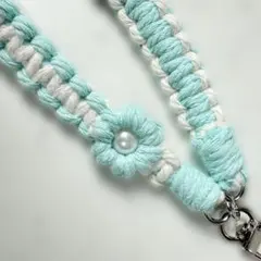 スマホストラップ　マクラメ　お花　　ブルー
