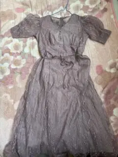 ウエストりぼん付きくるみ飾り釦Ｖネックレースワンピース