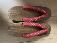 伝統的な木製下駄 赤い水玉