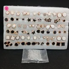 樹脂ピアス 36ペアセット ゴールド ホワイト ブラック