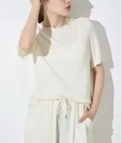 新品未使用 シャーリングメロー半袖Tシャツ アイボリーのサムネイル