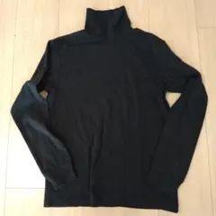 黒のタートルネック長袖カットソー