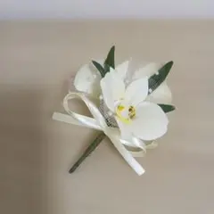 ホワイトの花コサージュ リボン付き