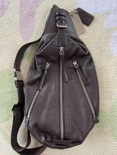 coach トンプソン　レザーボディバッグ70360