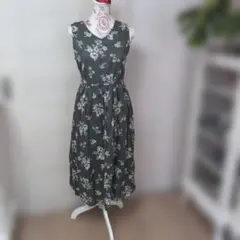 axes femme 花柄Vネックノースリーブワンピース M