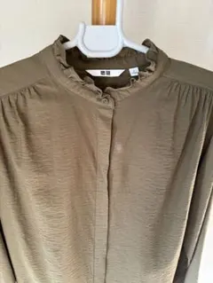 UNIQLO オリーブ フリル襟 長袖シャツ