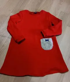 赤いポケット付きトップス