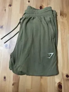 オリーブ色 ジョガーパンツ ロゴ入り