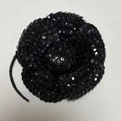 黒い花型スパンコールブローチ