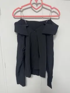オフショルダー ブラックシャツ ボタン付き