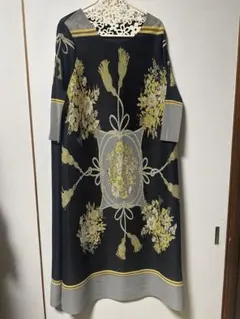 新品タグ付　花柄ロープ柄プリントの七分袖プリーツワンピース黒色ベース