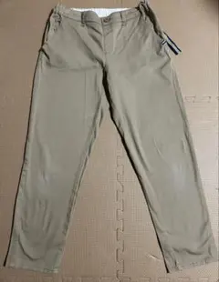 ベージュ チノパン