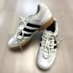 アディダス　体育館室内用スポーツシューズ　サイズ230