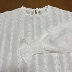 刺繍入りホワイトフレア袖ブラウス