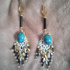 大ぶり 揺れる ジャラジャラパーツのピアス ターコイズ風