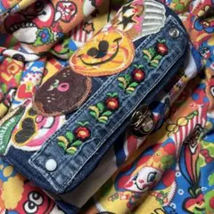 ワッペンだらけのカラフルでぷっくりとした大容量な長財布