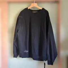 黒い刺繍ロゴトレーナー