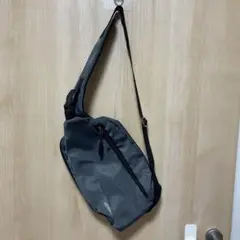 グレーとブラックのスリングバッグ　Ａ