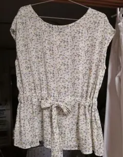 natural couture 花柄 フレンチスリーブ　ブラウス