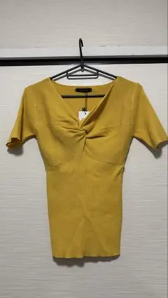 【新品・タグ付き】マスタードイエロー Vネック ツイストフロント ニット M